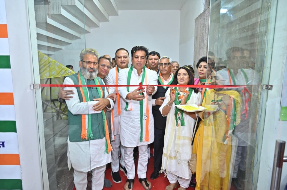  निगम उपचुनाव में द्वारका-बी वार्ड से कांग्रेस प्रत्याशी सुमिता मलिक के चुनाव कार्यालय का उद्घाटन किया।